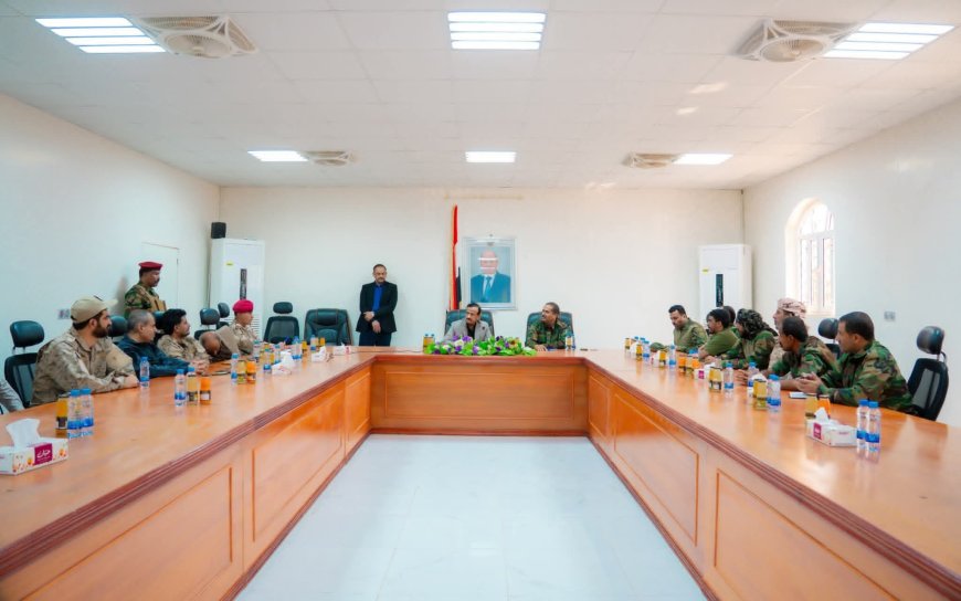 المحافظ بن الوزير يترأس اجتماعاً موسعاً لقيادة دفاع شبوة ويشيد بجاهزية قواتها وتضحيات أبطالها