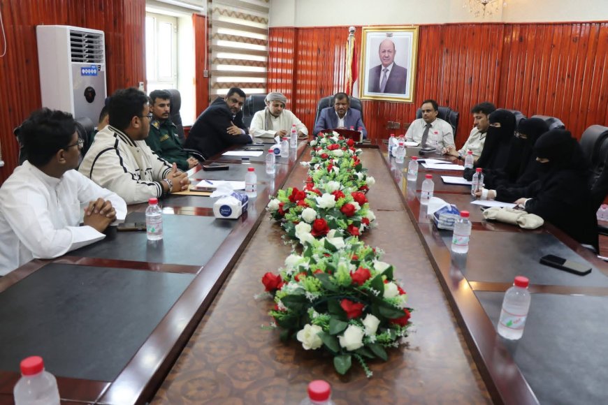 السلطة المحلية تناقش مع الجهات الأمنية والنيابة والاتصالات تعزيز إجراءات مكافحة الابتزاز الإلكتروني بمحافظة المهرة