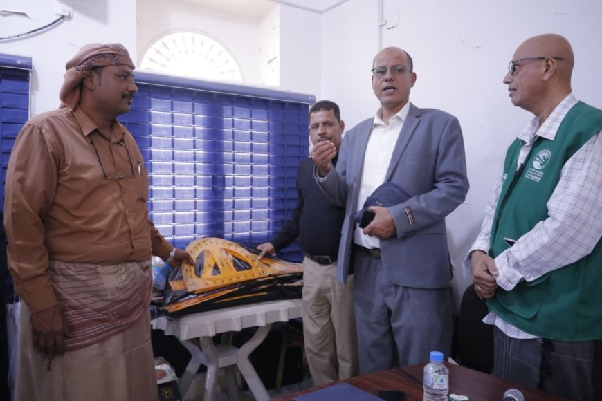 بدعم مركز الملك سلمان.. توزيع وسائل تعليمية لمدارس سيئون ضمن مشروع "بداية"