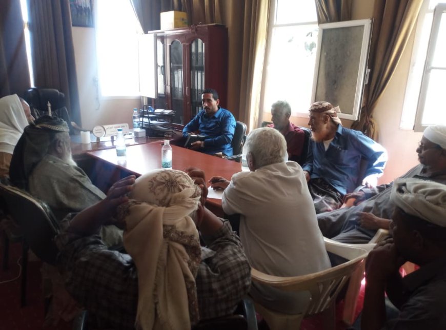 العرابي يلتقي عُقّال الحارات في الحوطة لبحث تعزيز النظافة والوعي البيئي في لحج