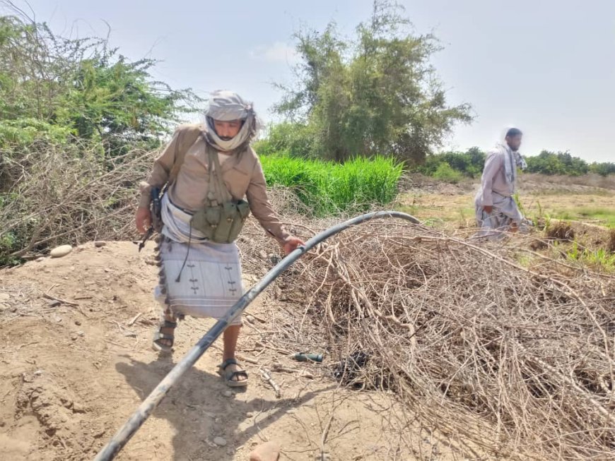 فريق المخالفات بالمؤسسة المحلية للمياه بأبين تنفذ حملة واسعة لفصل الربط العشوائي من خطوط نقل المياه من حقول الآبار
