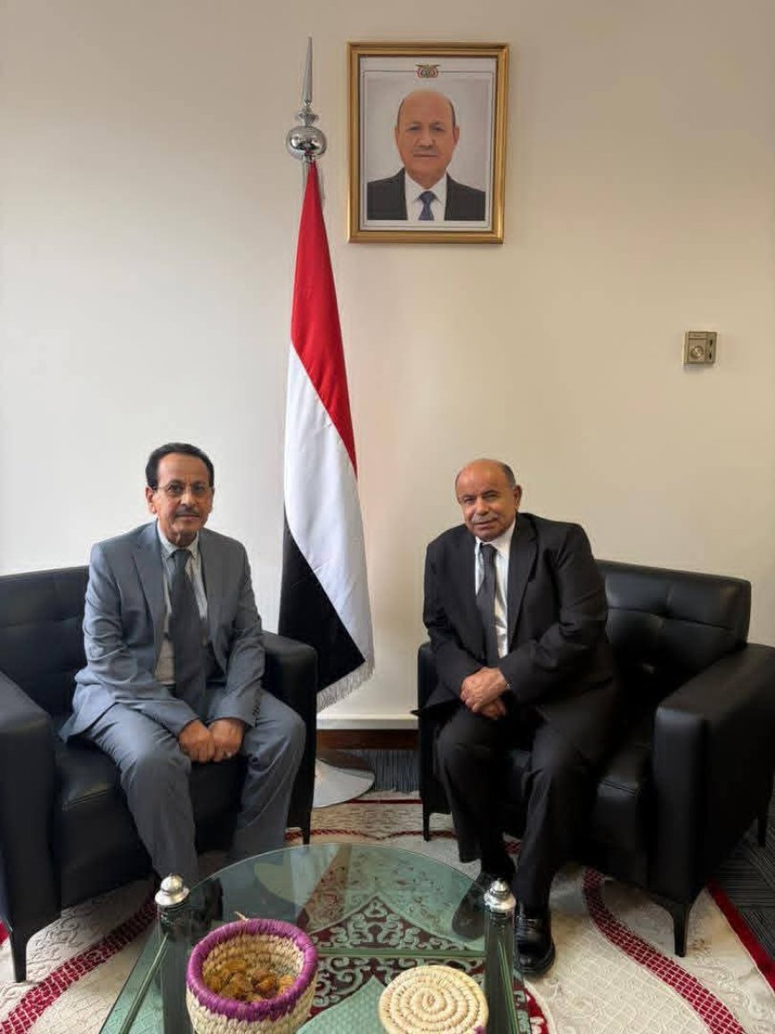 عضو مجلس القيادة الخنبشي يزور السفارة اليمنية في الرياض ويطلع على أوضاعها والخدمات المقدمة للمواطنين