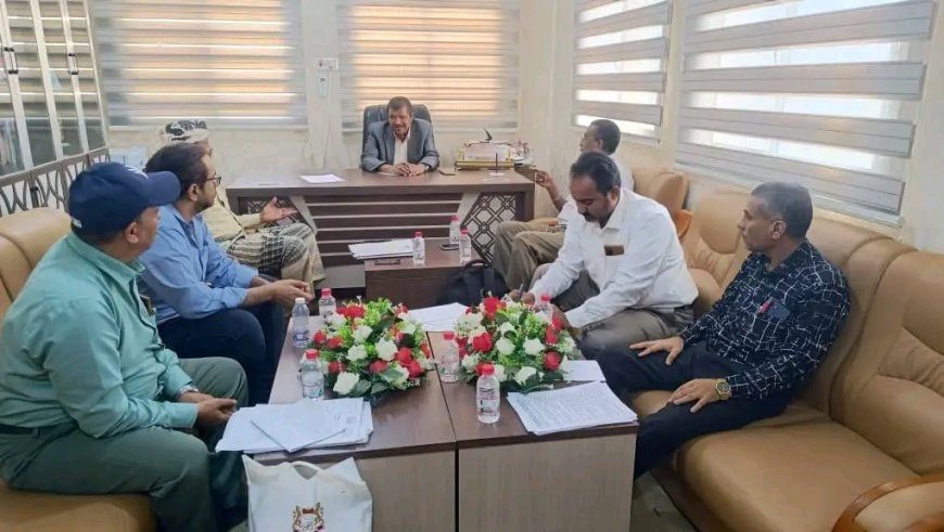 الأمين العام لمحلي المهرة يطّلع على آلية تحديد مرتبات الأخصائيين وتنظيم العمل بالمستشفيات والمديريات للعام 2026