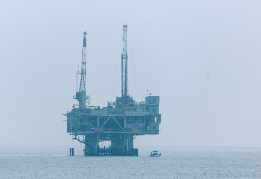 النفط يتراجع بعد إعلان فتح مضيق هرمز والذهب يواصل مكاسبه