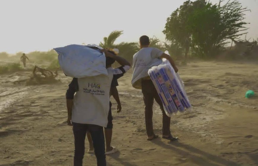 تعز.خلية الأعمال الإنسانية تتحرك لإغاثة أسر منكوبة بالحرائق والسيول في ريف المخا.