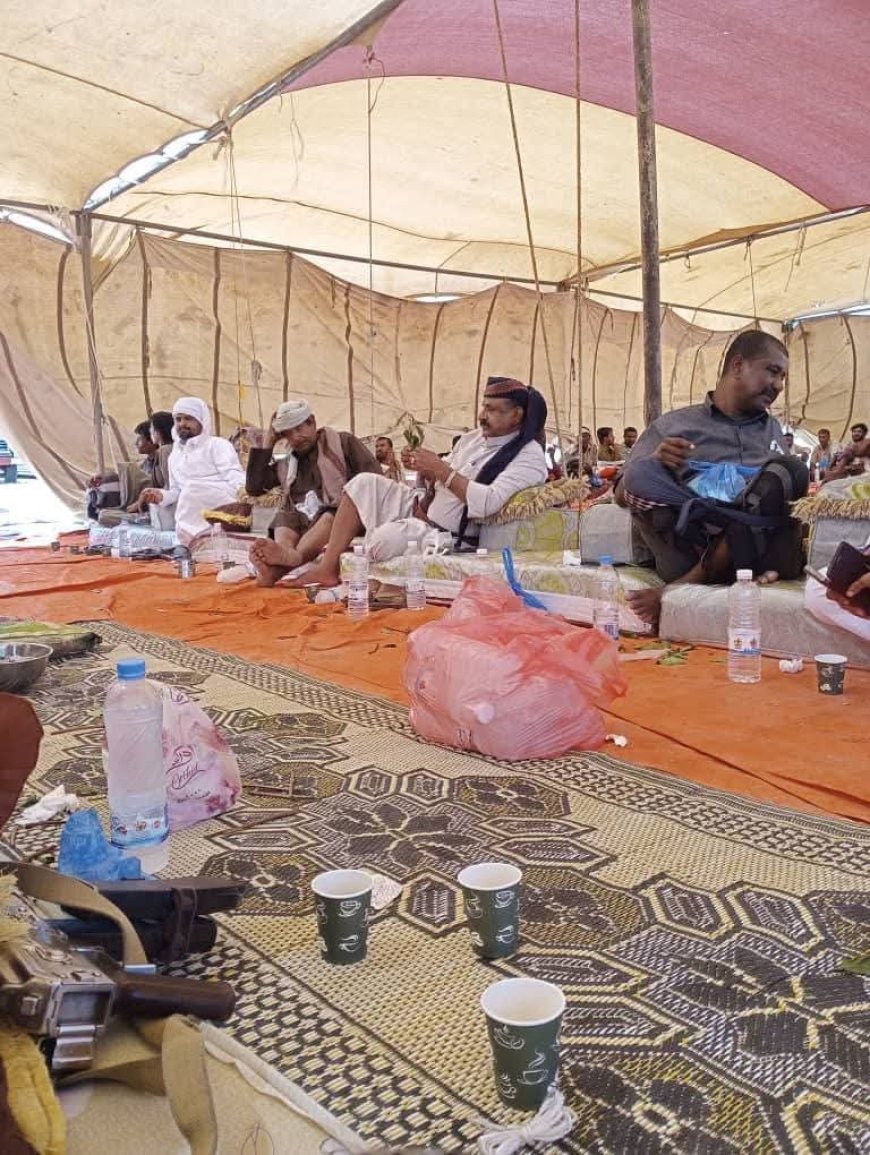 بتوجيهات المحافظ ابن الوزير.. وفد رسمي من شبوة وسلطة رضوم يصل إلى مخيم عزاء الشهيدين آل العظمي