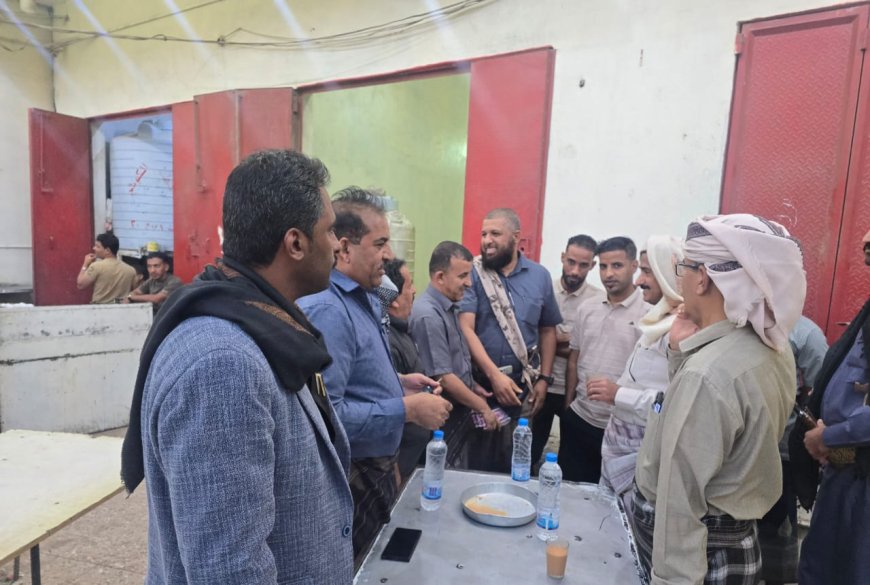 من قلب السوق إلى “مقهى قائد”… المحافظ بن الوزير يقترب من الناس ويصغي لنبض الشارع في عتق